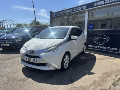 Used Toyota Aygo X-pure 69 HP (50 kW) 2016 White Hatchback