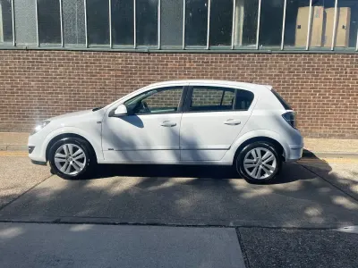 Used Vauxhall Astra 115 HP (84 kW) 2010 White Hatchback