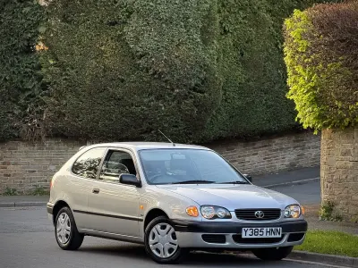 Usado Toyota Corolla 97 HP (71 kW) 2001 Prateado Citadino