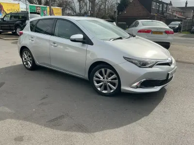 Usado Toyota Auris 116 HP (85 kW) 2016 Prateado Citadino
