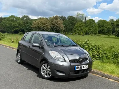 Begagnad Toyota Yaris 101 HK (74 kW) 2009 Grå Halvkombi