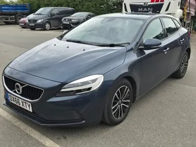 Begagnad Volvo V40 Momentum 120 HK (88 kW) 2016 Blå Halvkombi