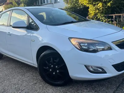 Used Vauxhall Astra 115 HP (84 kW) 2012 White Hatchback