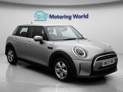 Usado Mini Cooper Classic 136 HP (100 kW) 2023 Prateado Citadino