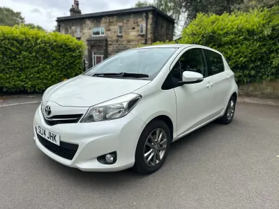 Used Toyota Yaris 99 HP (72 kW) 2014 White Hatchback
