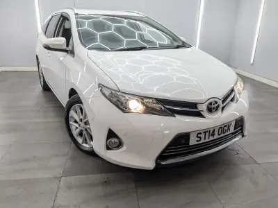 Used Toyota Auris 90 HP (66 kW) 2014 White Estate
