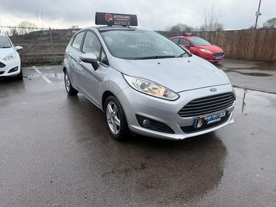 Begagnad Ford Fiesta Zetec 125 HK (91 kW) 2013 Silver Halvkombi