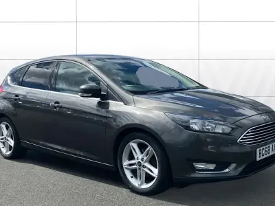 Usado Ford Focus Titanium 120 CV (88 kW) 2017 Gris Utilitario