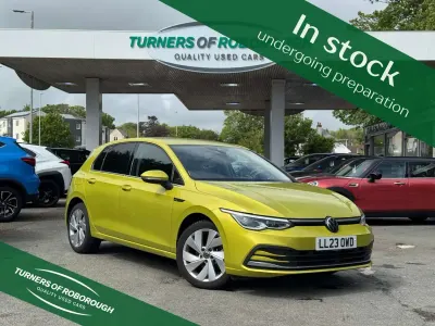 Begagnad VW Golf VIII Style 2023 Gul Halvkombi