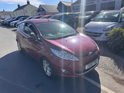 Usado Ford Fiesta Zetec 82 CV (60 kW) 2010 Rojo Utilitario
