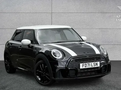 Usado Mini Cooper Sport 134 HP (98 kW) 2022 Preto Citadino