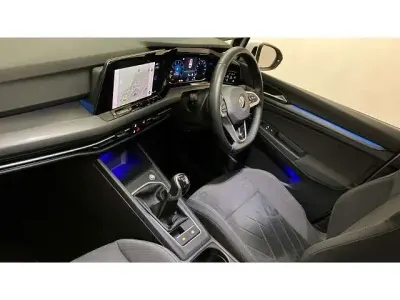 Second-hand VW Golf VIII Style 150 CP (110 kW) 2022 Alb Hatchback