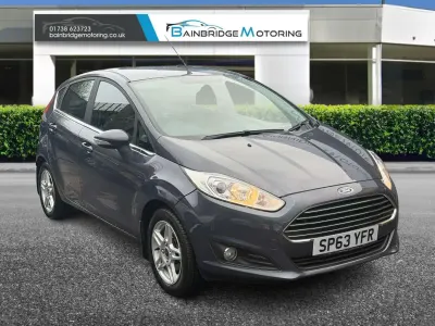 Usado Ford Fiesta Zetec 125 HP (91 kW) 2013 Cinzento Citadino