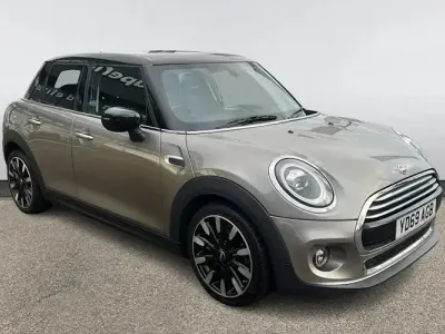 Begagnad Mini Cooper Exclusive 136 HK (100 kW) 2020 Silver Halvkombi