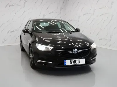 Usado Vauxhall Insignia Design Edition 110 CV (80 kW) 2017 Negro Utilitario