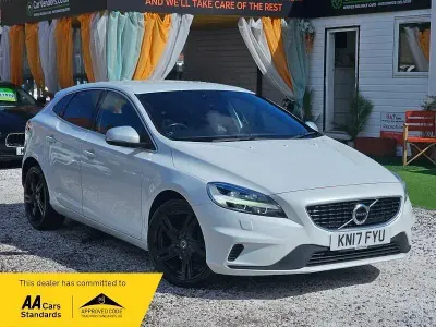 Käytetty Volvo V40 R-Design Pro 120 HP (88 kW) 2017 Valkoinen Viistoperä