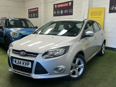 Begagnad Ford Focus Zetec 2014 Silver Halvkombi