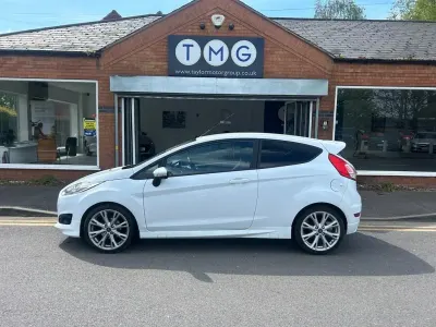 Begagnad Ford Fiesta Zetec 140 HK (102 kW) 2016 Vit Halvkombi