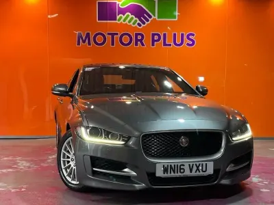 Używany Jaguar XE R-Sport 163 KM (119 kW) 2016 Szary Sedan/Limuzyna