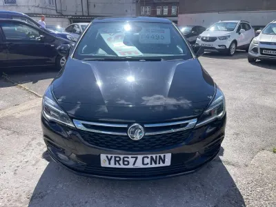 Używany Vauxhall Astra SRi 105 KM (77 kW) 2017 Czarny Hatchback