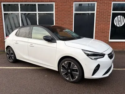 Używany Vauxhall Corsa-e Elite 100 kW (136 KM) 2022 Biały Hatchback