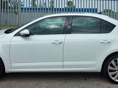 Used Skoda Octavia LAURIN & KLEMENT 150 HP (110 kW) 2017 White Hatchback