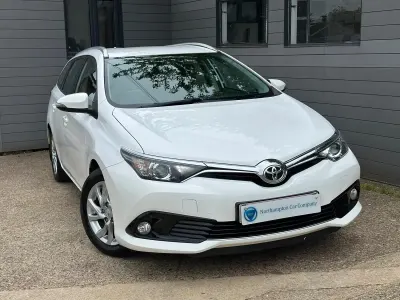 Used Toyota Auris 112 HP (82 kW) 2015 White Estate