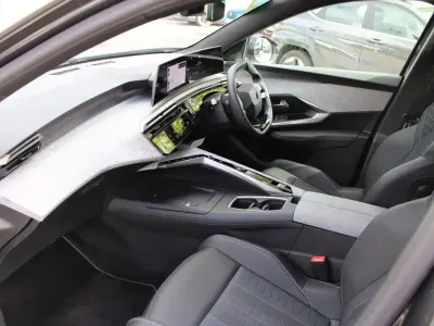 Używany Peugeot e-3008 GT 152 kW (207 KM) 2025 Szary SUV