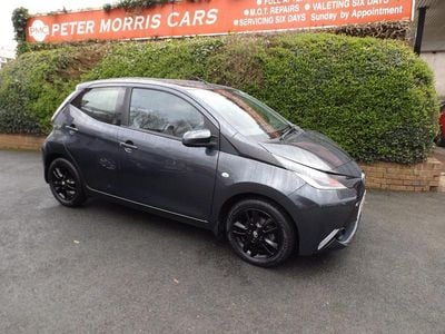 Usado Toyota Aygo X-play 69 HP (50 kW) 2017 Cinzento Citadino
