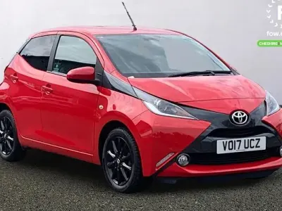 Usado Toyota Aygo x-style 69 HP (50 kW) 2017 Vermelho Citadino