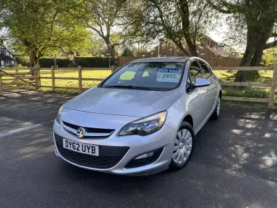 Second-hand Vauxhall Astra 2012 Argintiu Hatchback