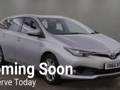 Używany Toyota Auris Hybrid Business Edition 2016 Srebrny Kombi