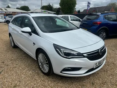 Used Vauxhall Astra Elite 200 HP (147 kW) 2016 White Estate