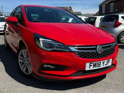 Begagnad Vauxhall Astra Design Edition 2018 Röd Halvkombi
