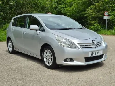 Usado Toyota Verso 126 CV (92 kW) 2012 Plateado Monovolumen