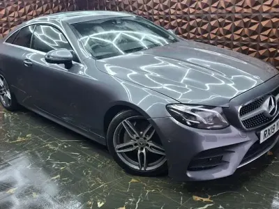 Begagnad Mercedes E220 AMG line 194 HK (142 kW) 2019 Grå Sportkupé