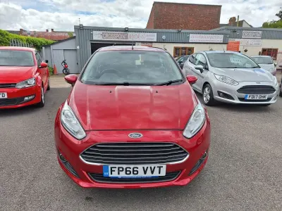 Used Ford Fiesta Zetec 82 HP (60 kW) 2016 Red Hatchback