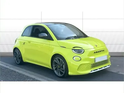 Usado Abarth 500e Scorpionissima 114 kW (155 HP) 2024 Verde Citadino