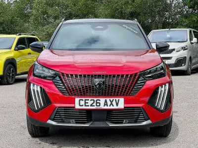 Neu Peugeot 2008 GT 129 PS (94 kW) 2026 Rot SUV