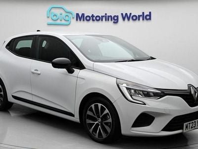 Begagnad Renault Clio V Evolution 145 HK (106 kW) 2023 Vit Halvkombi