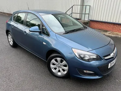 Second-hand Vauxhall Astra Design Edition 2014 Albastru Hatchback