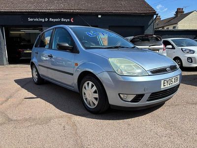 Usado Ford Fiesta Ghia 100 HP (73 kW) 2005 Azul Citadino