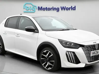 Used Peugeot 208 GT 102 HP (75 kW) 2024 White Hatchback