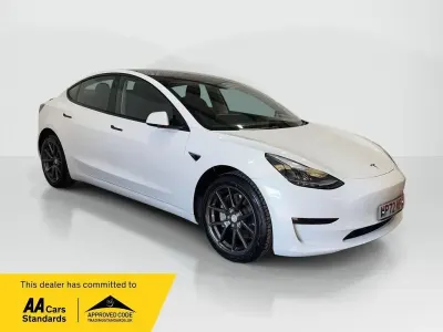 Używany Tesla Model 3 RWD 208 kW (283 KM) 2022 Biały Sedan/Limuzyna