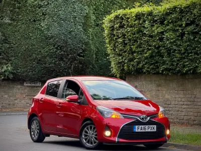 Used Toyota Yaris 90 HP (66 kW) 2016 Red Hatchback