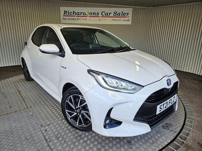 Usado Toyota Yaris Hybrid Design 116 HP (85 kW) 2021 Branco Citadino