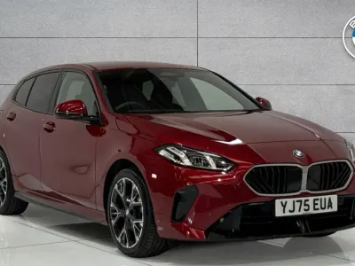 Begagnad BMW 120 M Sport 168 HK (123 kW) 2025 Röd Halvkombi