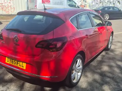 Used Vauxhall Astra SRi 100 HP (73 kW) 2015 Red Hatchback