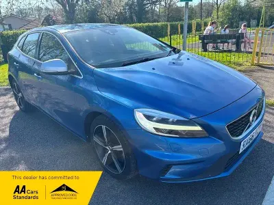 Begagnad Volvo V40 R-Design 122 HK (89 kW) 2016 Blå Halvkombi