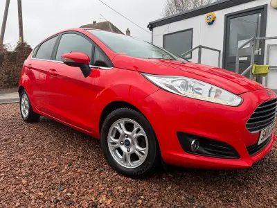 Käytetty Ford Fiesta Titanium 75 HP (55 kW) 2016 Punainen Viistoperä